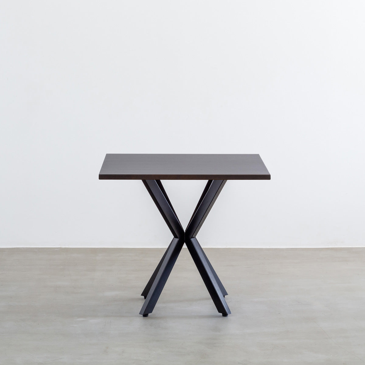 Kanademonoラバーウッド・BlackBrownのスクエア天板とデザイン性の高いXラインの脚を組み合わせたカフェテーブル2