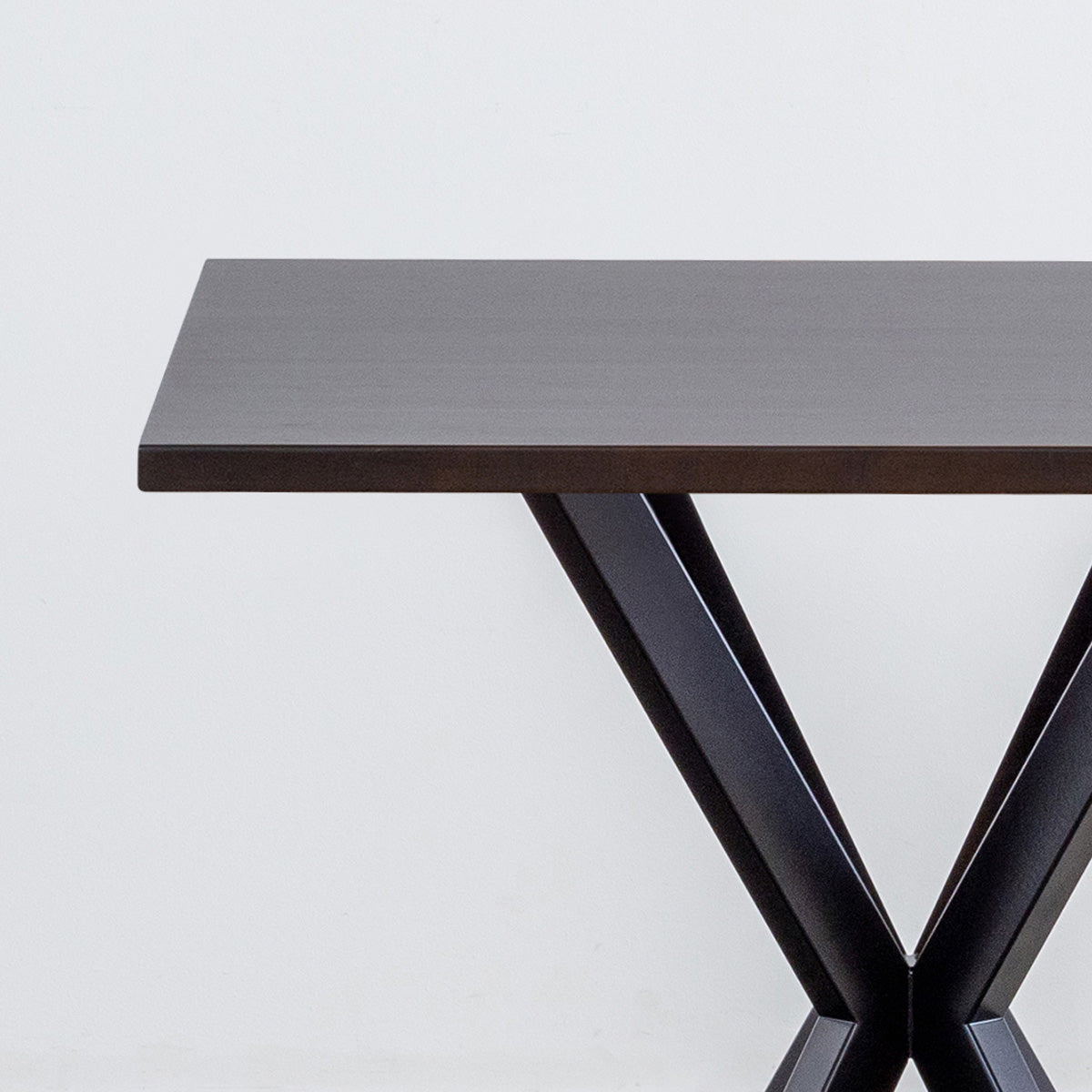 Kanademonoラバーウッド・BlackBrownのスクエア天板とデザイン性の高いXラインの脚を組み合わせたカフェテーブル（天板と脚）