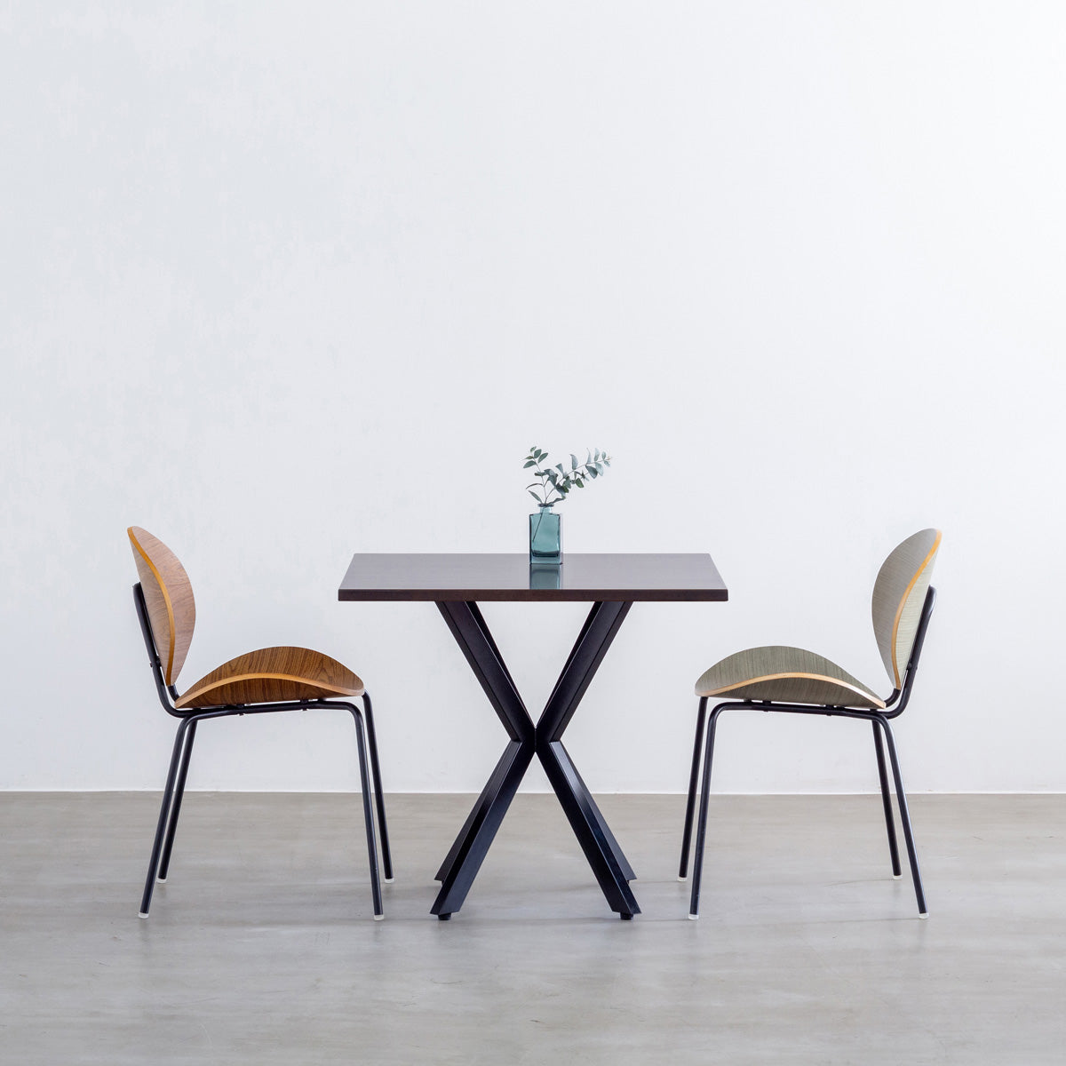 Kanademonoラバーウッド・BlackBrownのスクエア天板とデザイン性の高いXラインの脚を組み合わせたカフェテーブルの使用例2