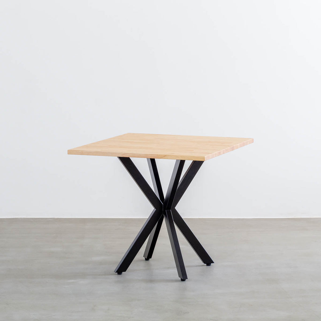 Kanademonoラバーウッド・ナチュラルのスクエア天板とデザイン性の高いXラインの脚を組み合わせたカフェテーブル1