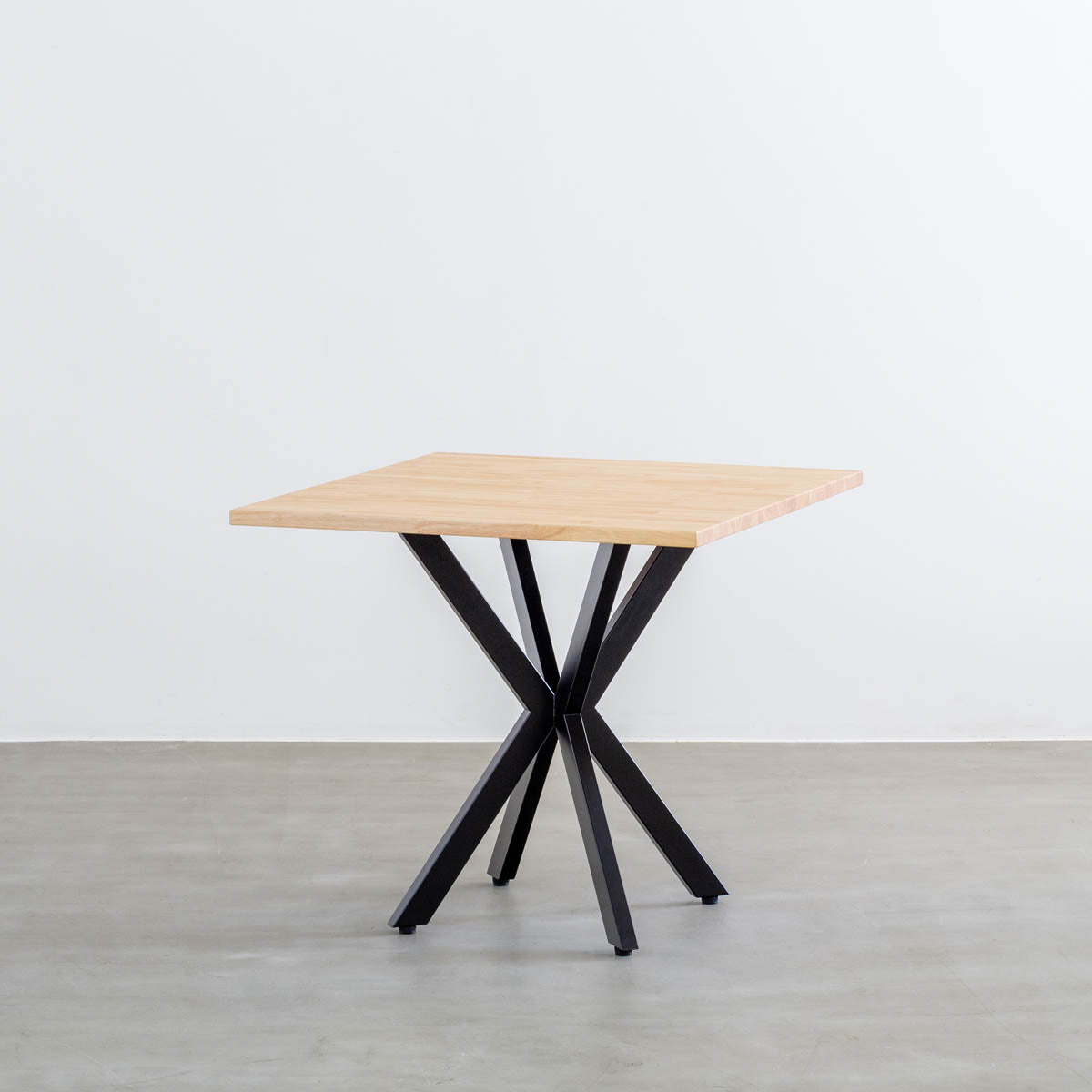 Kanademonoラバーウッド・ナチュラルのスクエア天板とデザイン性の高いXラインの脚を組み合わせたカフェテーブル1