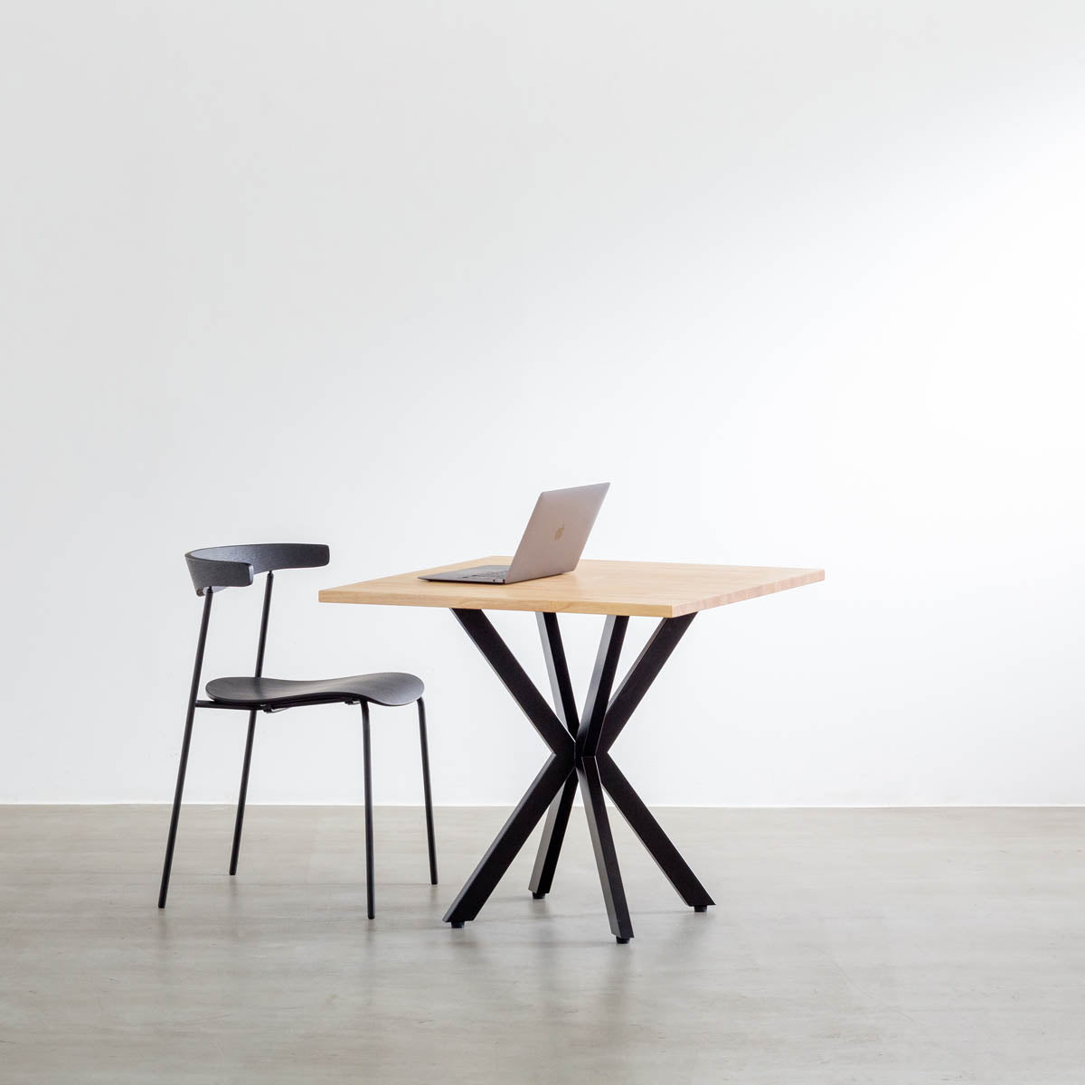 Kanademonoラバーウッド・ナチュラルのスクエア天板とデザイン性の高いXラインの脚を組み合わせたカフェテーブル使用例1