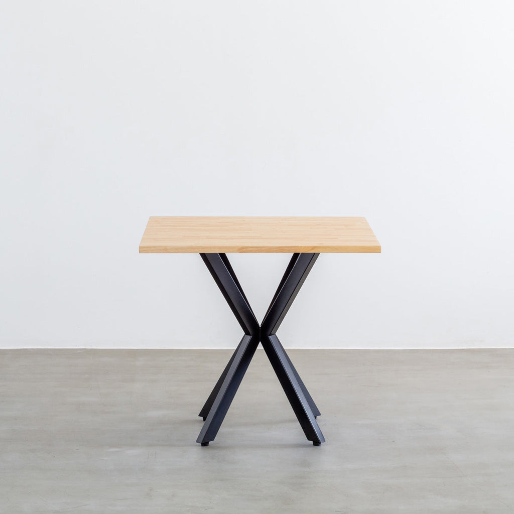 Kanademonoラバーウッド・ナチュラルのスクエア天板とデザイン性の高いXラインの脚を組み合わせたカフェテーブル2