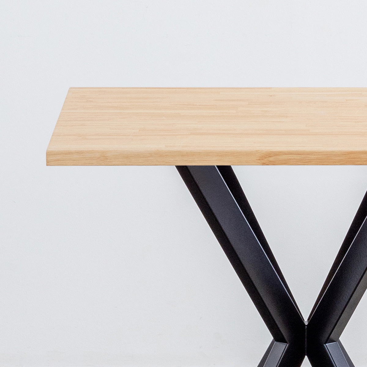 Kanademonoラバーウッド・ナチュラルのスクエア天板とデザイン性の高いXラインの脚を組み合わせたカフェテーブル（天板と脚）