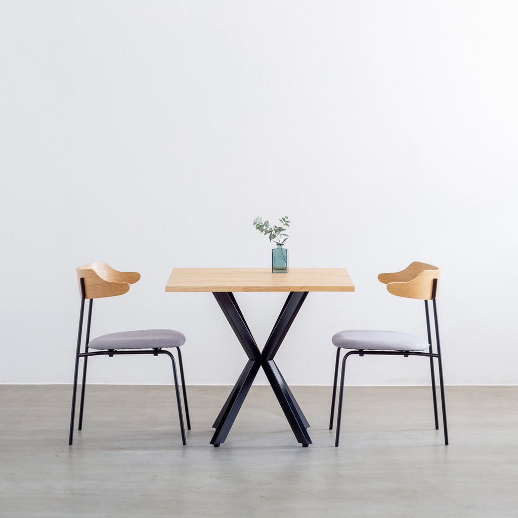Kanademonoラバーウッド・ナチュラルのスクエア天板とデザイン性の高いXラインの脚を組み合わせたカフェテーブル使用例2