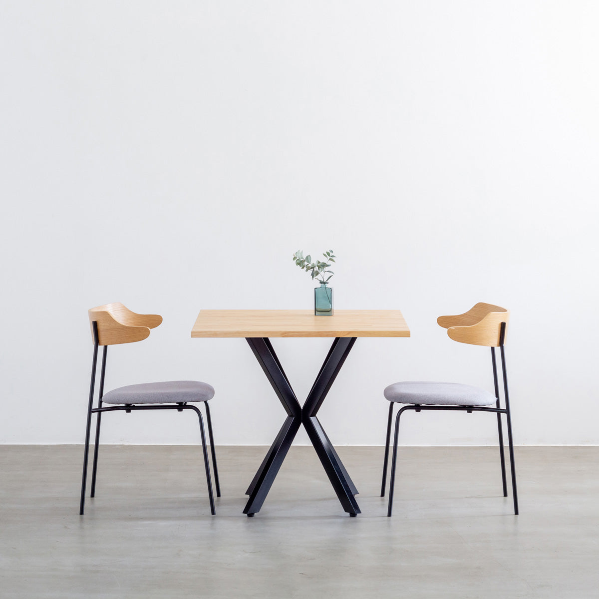 Kanademonoラバーウッド・ナチュラルのスクエア天板とデザイン性の高いXラインの脚を組み合わせたカフェテーブル使用例2