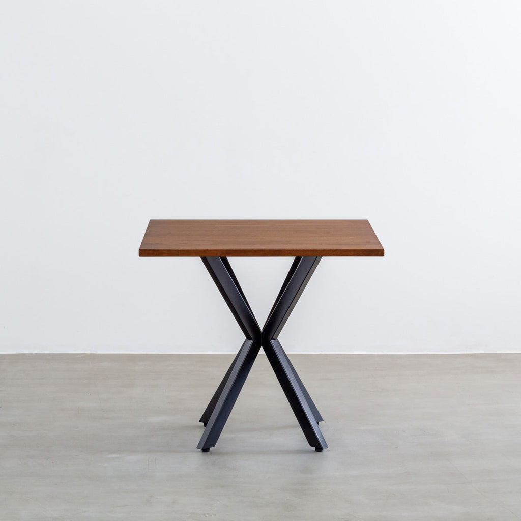 Kanademonoラバーウッド・TeakBrownのスクエア天板とデザイン性の高いXラインの脚を組み合わせたカフェテーブル1