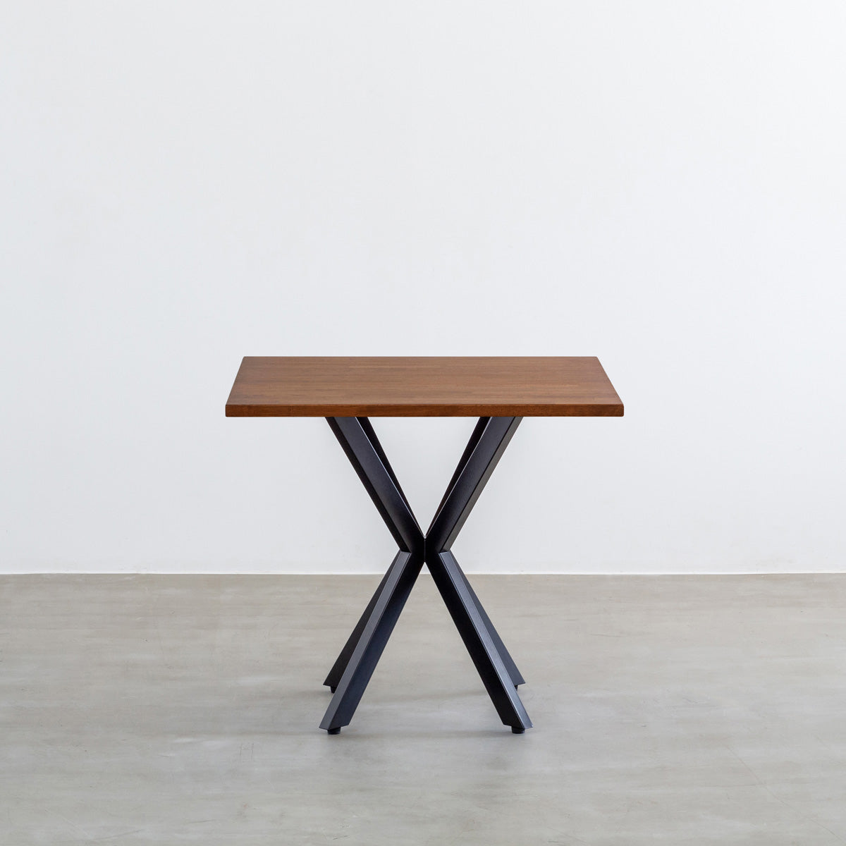 Kanademonoラバーウッド・TeakBrownのスクエア天板とデザイン性の高いXラインの脚を組み合わせたカフェテーブル1