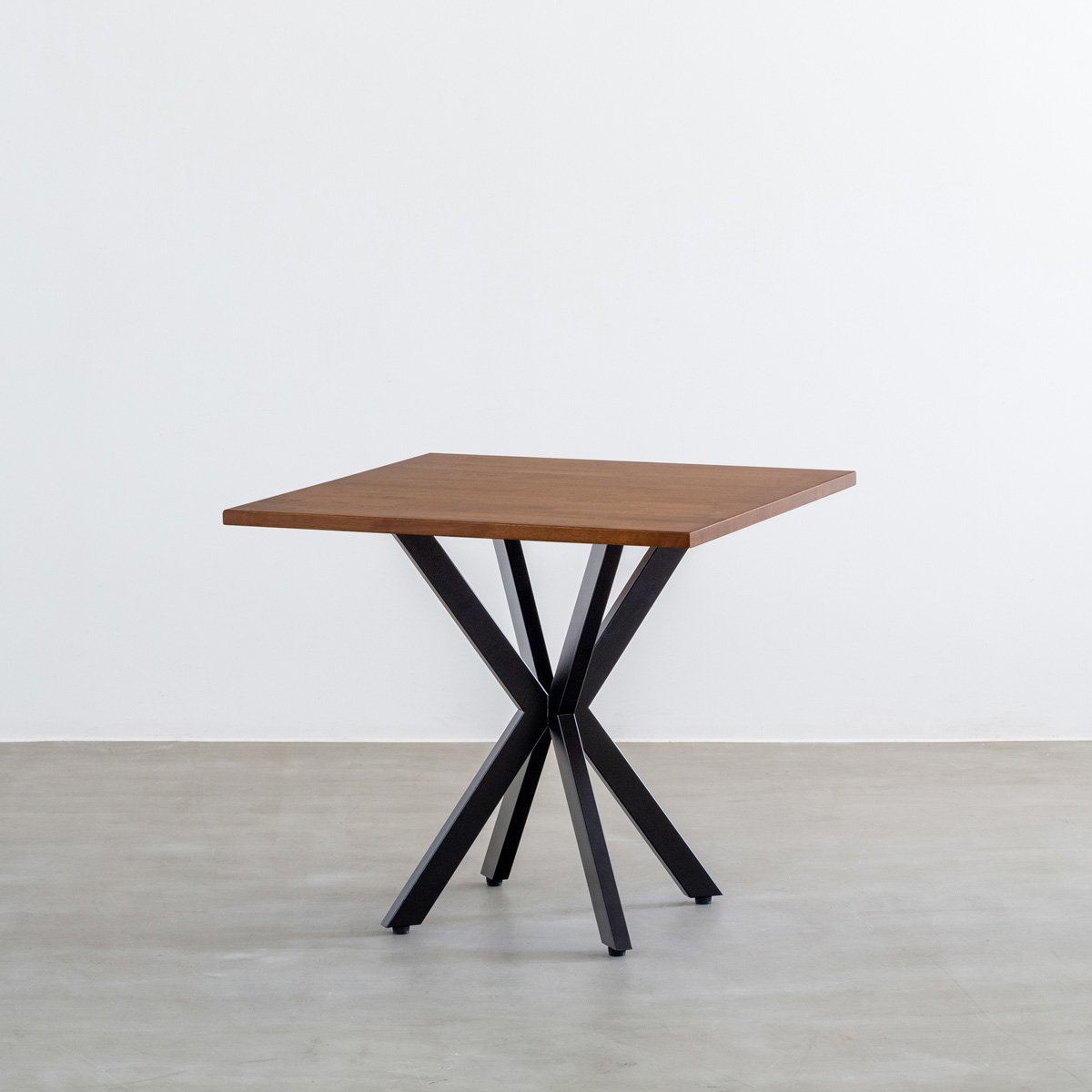 Kanademonoラバーウッド・チークブラウンのスクエア天板とデザイン性の高いXラインの脚を組み合わせたカフェテーブル2