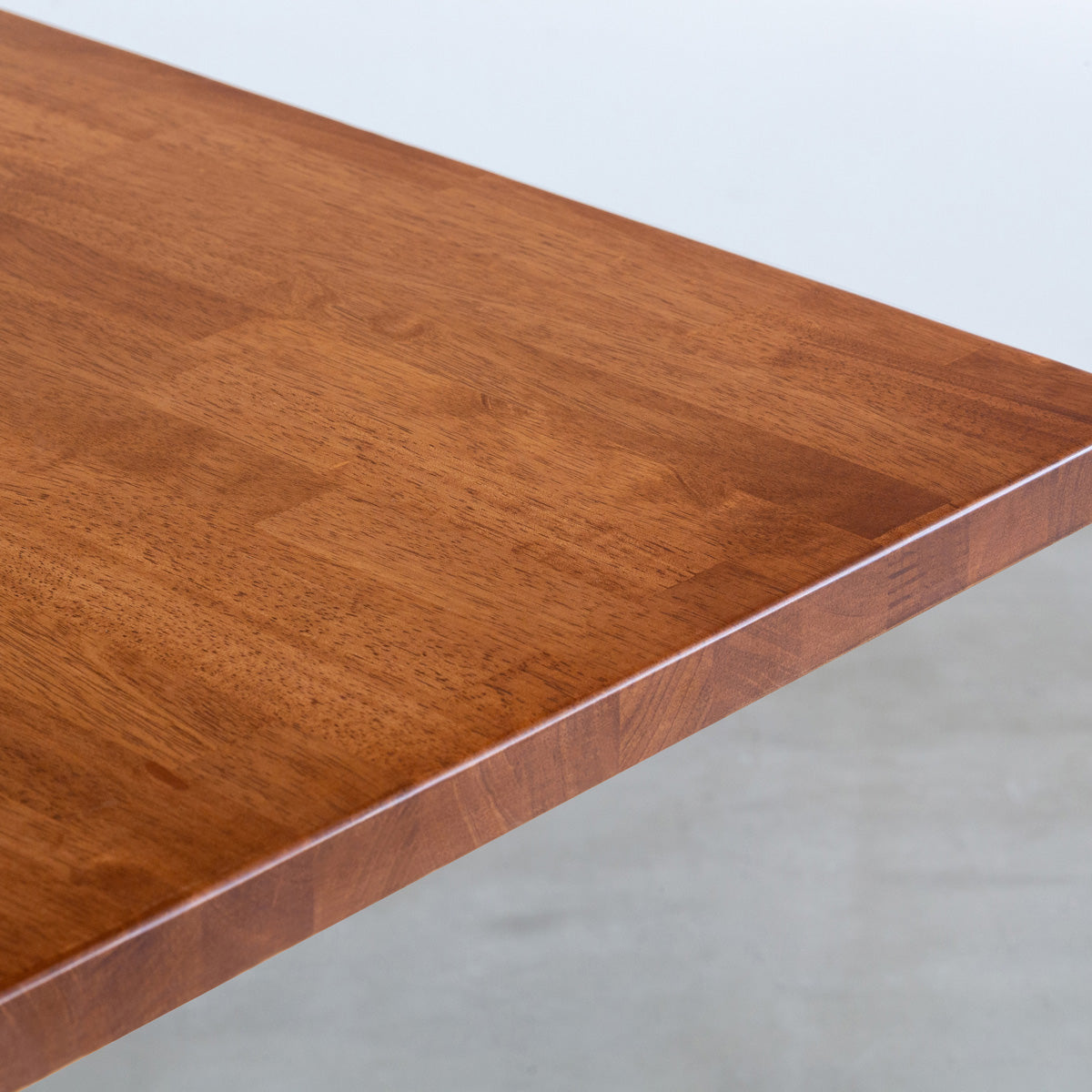 Kanademonoラバーウッド・TeakBrownのスクエア天板とデザイン性の高いXラインの脚を組み合わせたカフェテーブルの天板（木目）