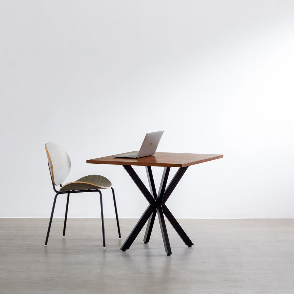 Kanademonoラバーウッド・TeakBrownのスクエア天板とデザイン性の高いXラインの脚を組み合わせたカフェテーブル使用例1