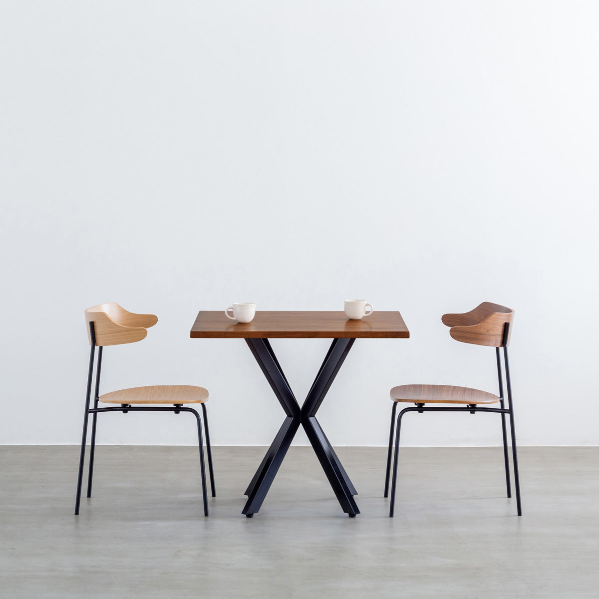 Kanademonoラバーウッド・TeakBrownのスクエア天板とデザイン性の高いXラインの脚を組み合わせたカフェテーブル使用例2