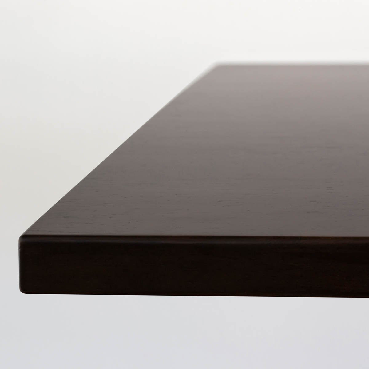 かなでもののラバーウッド材のスクエア天板BlackBrownとマットブラックの4pinアイアン脚を組み合わせたすっきりとしたデザインのカフェテーブルの天板2