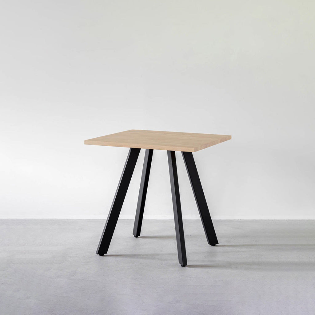 かなでもののラバーウッド材のスクエア天板Ashとマットブラックの4pinアイアン脚を組み合わせたすっきりとしたデザインのカフェテーブル