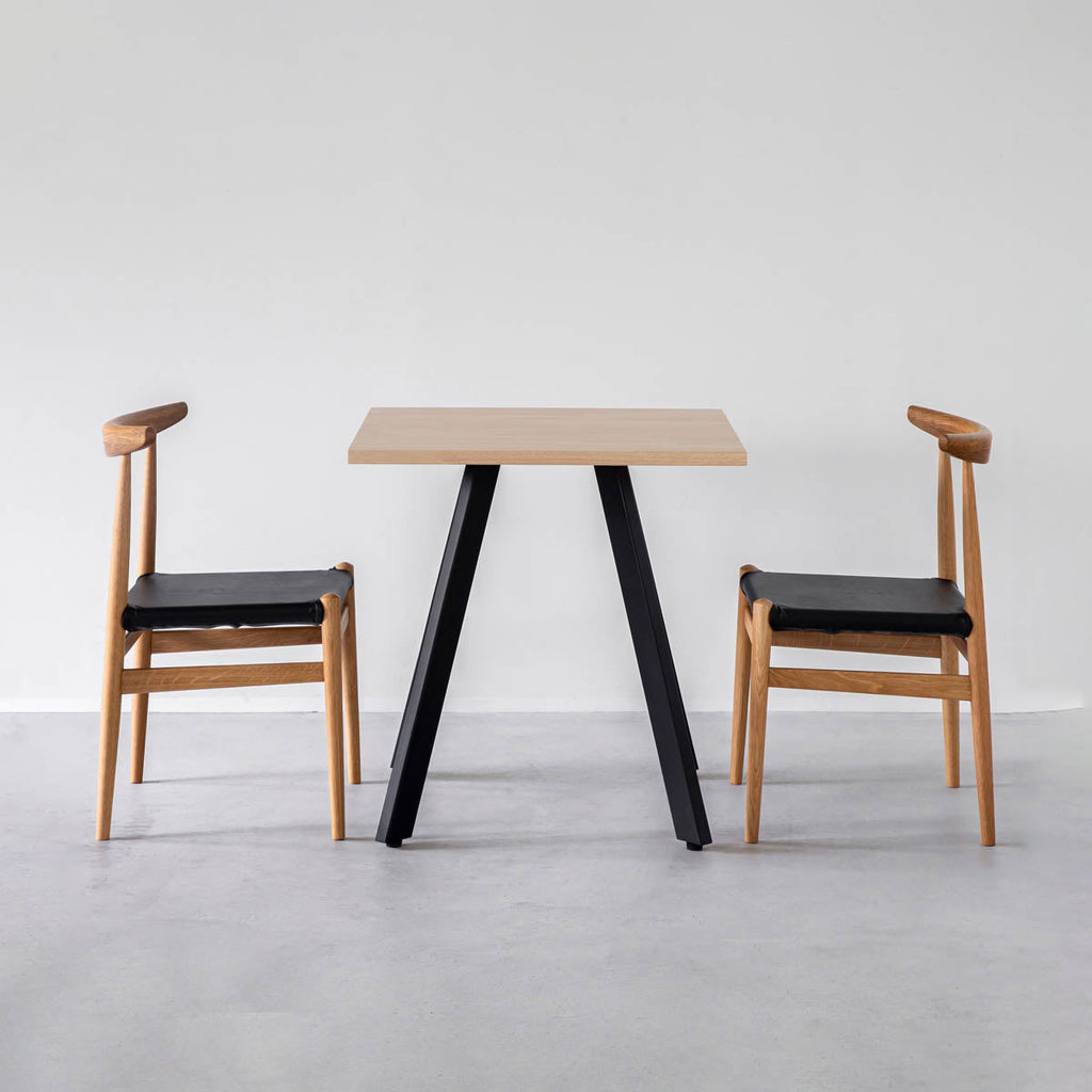 かなでもののラバーウッド材のスクエア天板Ashとマットブラックの4pinアイアン脚を組み合わせたすっきりとしたデザインのカフェテーブルの使用例