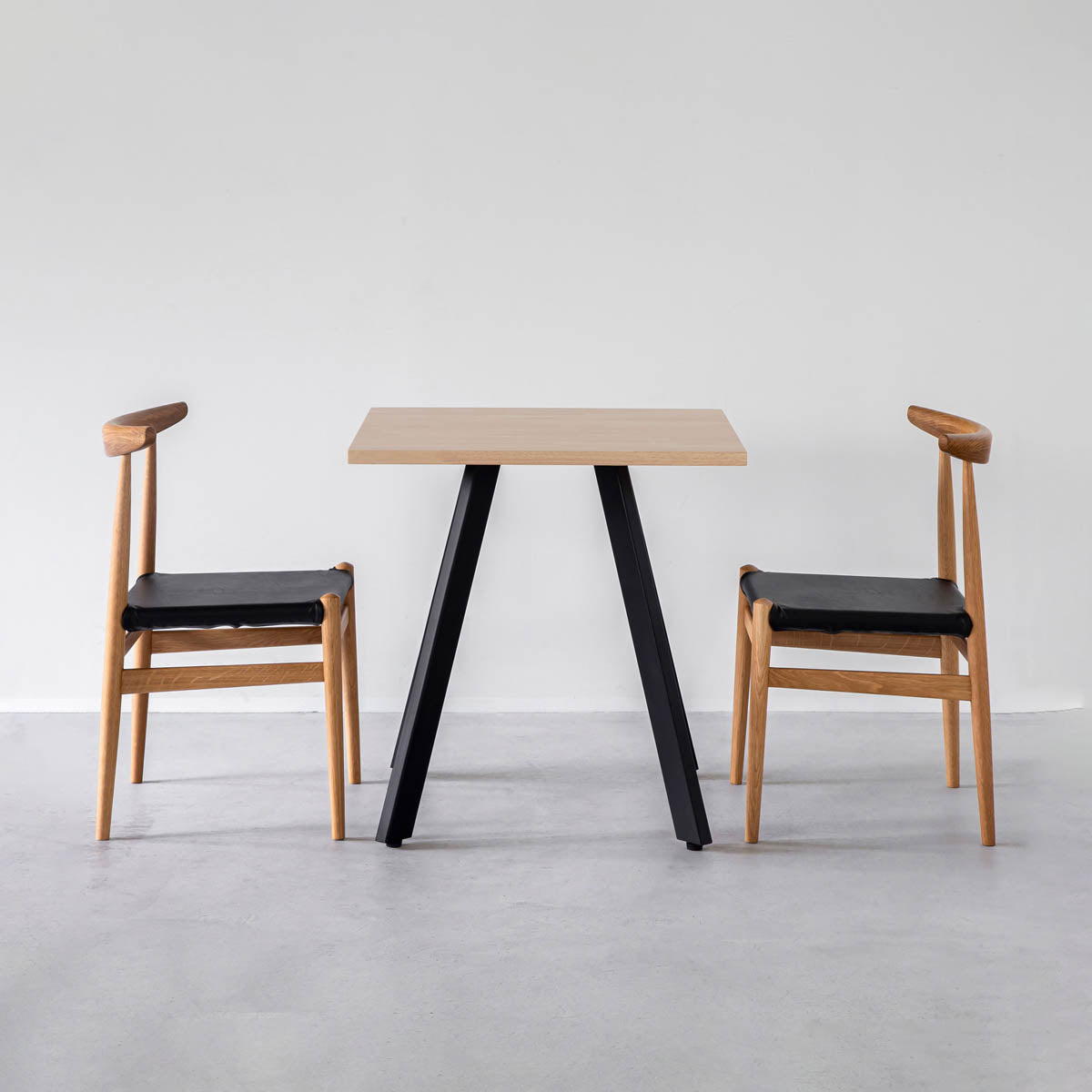 かなでもののラバーウッド材のスクエア天板Ashとマットブラックの4pinアイアン脚を組み合わせたすっきりとしたデザインのカフェテーブルの使用例