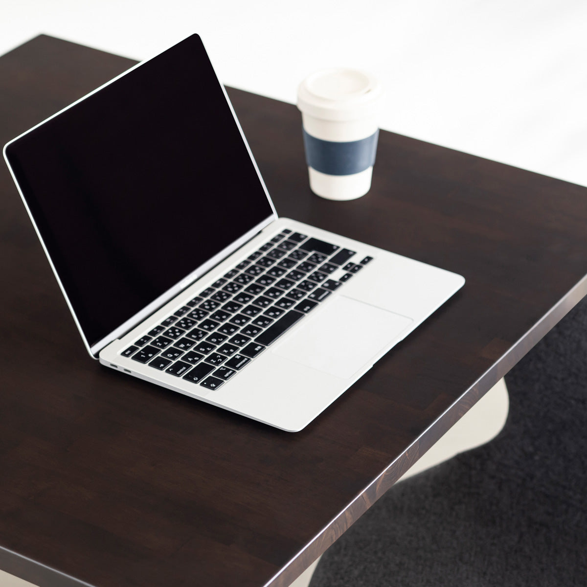 Kanademonoラバーウッド・BlackBrownのスクエア天板とデザイン性の高いXラインの脚を組み合わせたカフェテーブルの使用例4