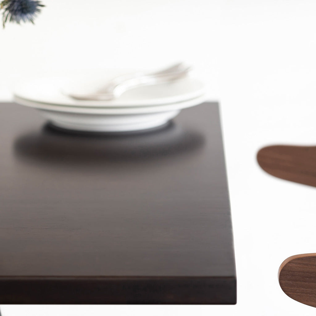 かなでもののラバーウッド材のスクエア天板BlackBrownとマットブラックの4pinアイアン脚を組み合わせたすっきりとしたデザインのカフェテーブルの使用例4