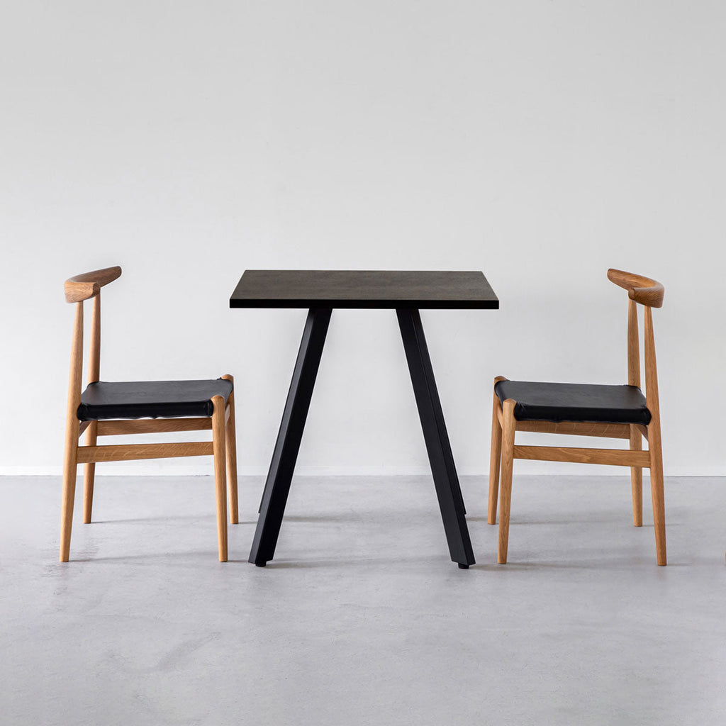 かなでもののラバーウッド材のスクエア天板BlackBrownとマットブラックの4pinアイアン脚を組み合わせたすっきりとしたデザインのカフェテーブルの使用例