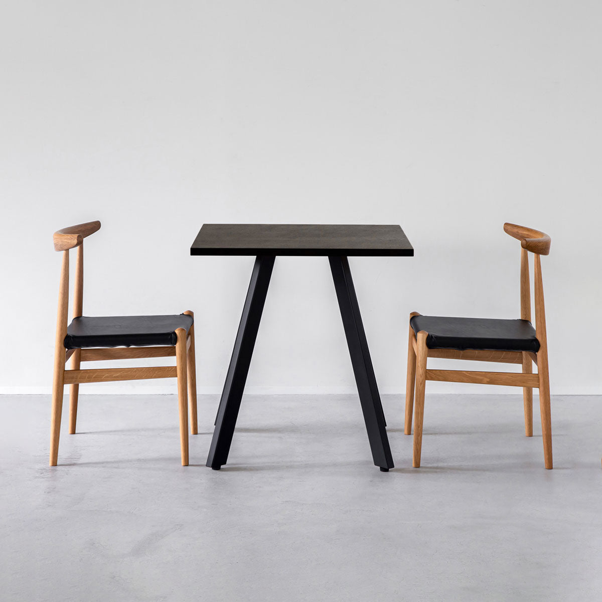 かなでもののラバーウッド材のスクエア天板BlackBrownとマットブラックの4pinアイアン脚を組み合わせたすっきりとしたデザインのカフェテーブルの使用例