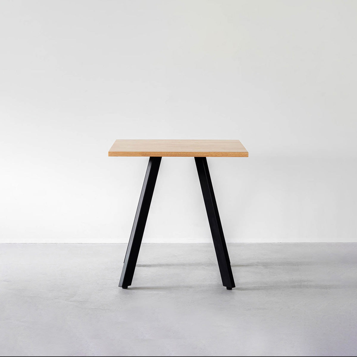 かなでもののラバーウッド材のスクエア天板Naturalとマットブラックの4pinアイアン脚を組み合わせたすっきりとしたデザインのカフェテーブル（正面）