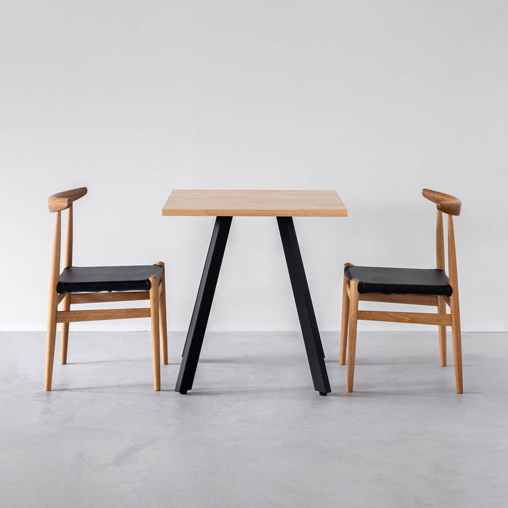 かなでもののラバーウッド材のスクエア天板Naturalとマットブラックの4pinアイアン脚を組み合わせたすっきりとしたデザインのカフェテーブルの使用例