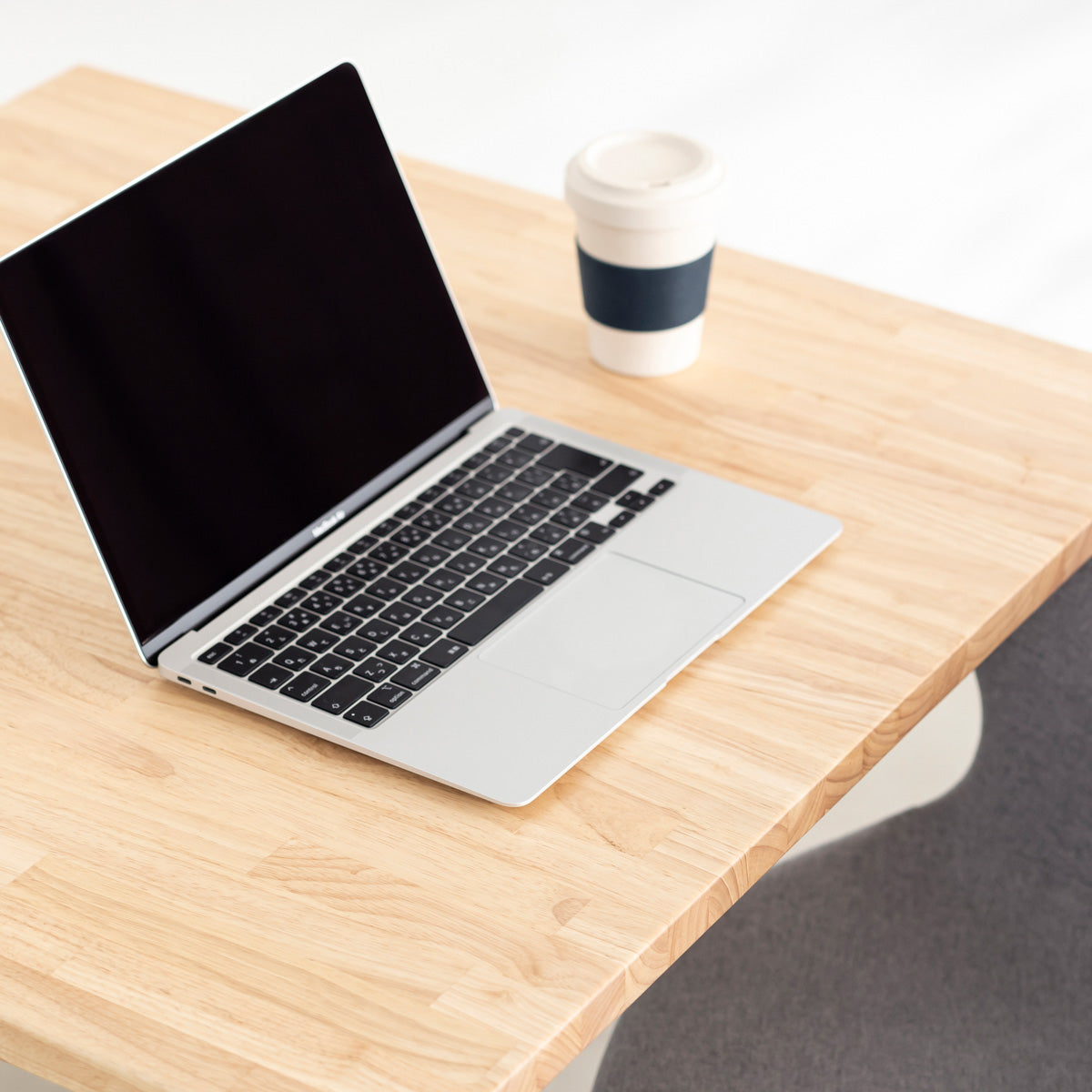 Kanademonoラバーウッドナチュラルのスクエア天板とデザイン性の高いXラインのホワイト脚を組み合わせたカフェテーブル（使用例4）