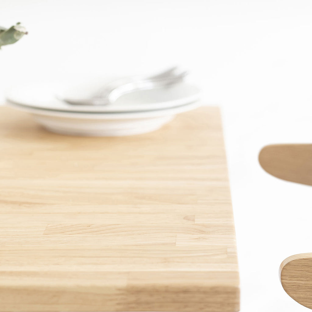 KANADEMONOのラバーウッドナチュラル天板とトライアングルStraightホワイト脚4本を組み合わせた80cmスクエア型のカフェテーブル（天板イメージカット）