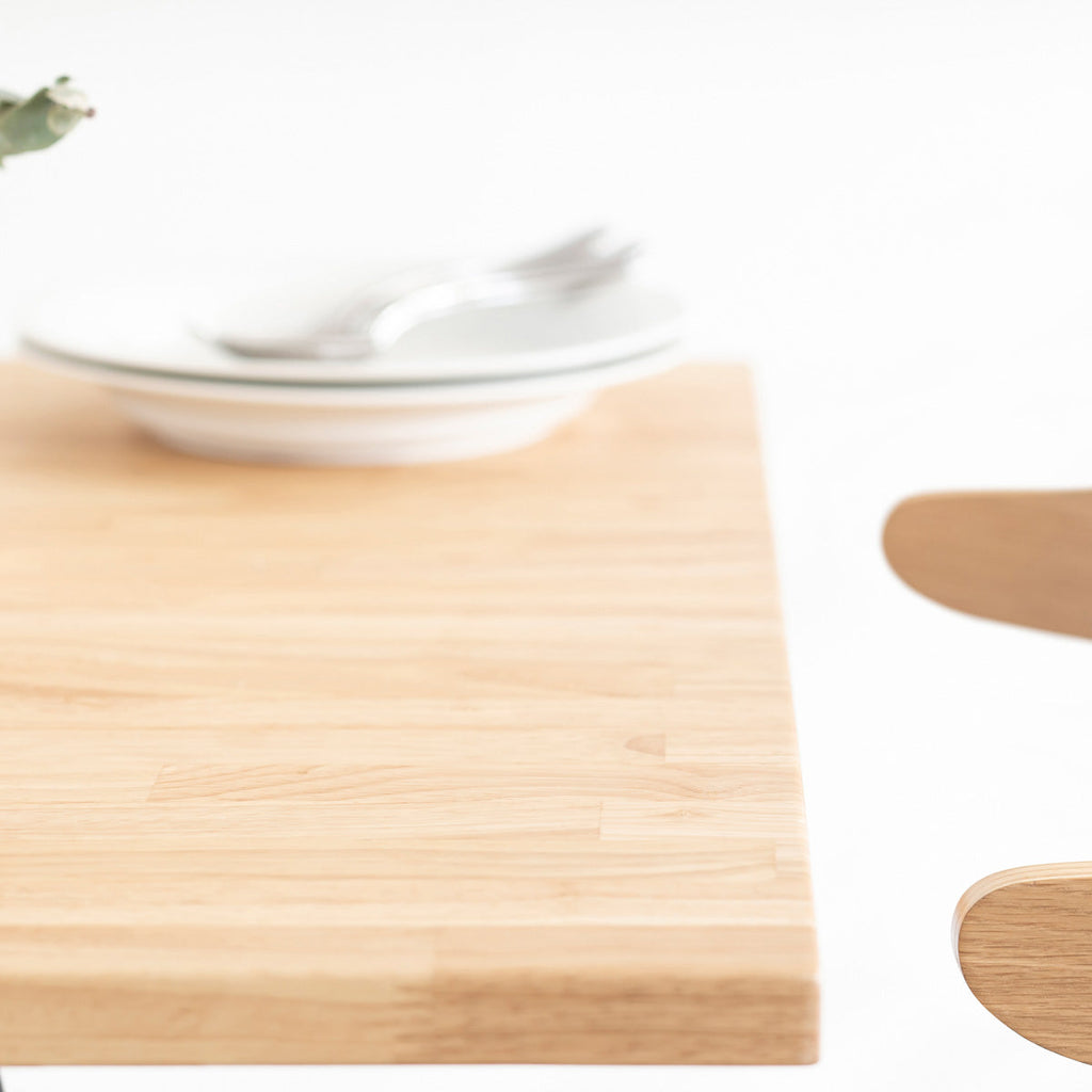 Kanademonoラバーウッド・ナチュラルのスクエア天板とデザイン性の高いXラインの脚を組み合わせたカフェテーブル使用例5