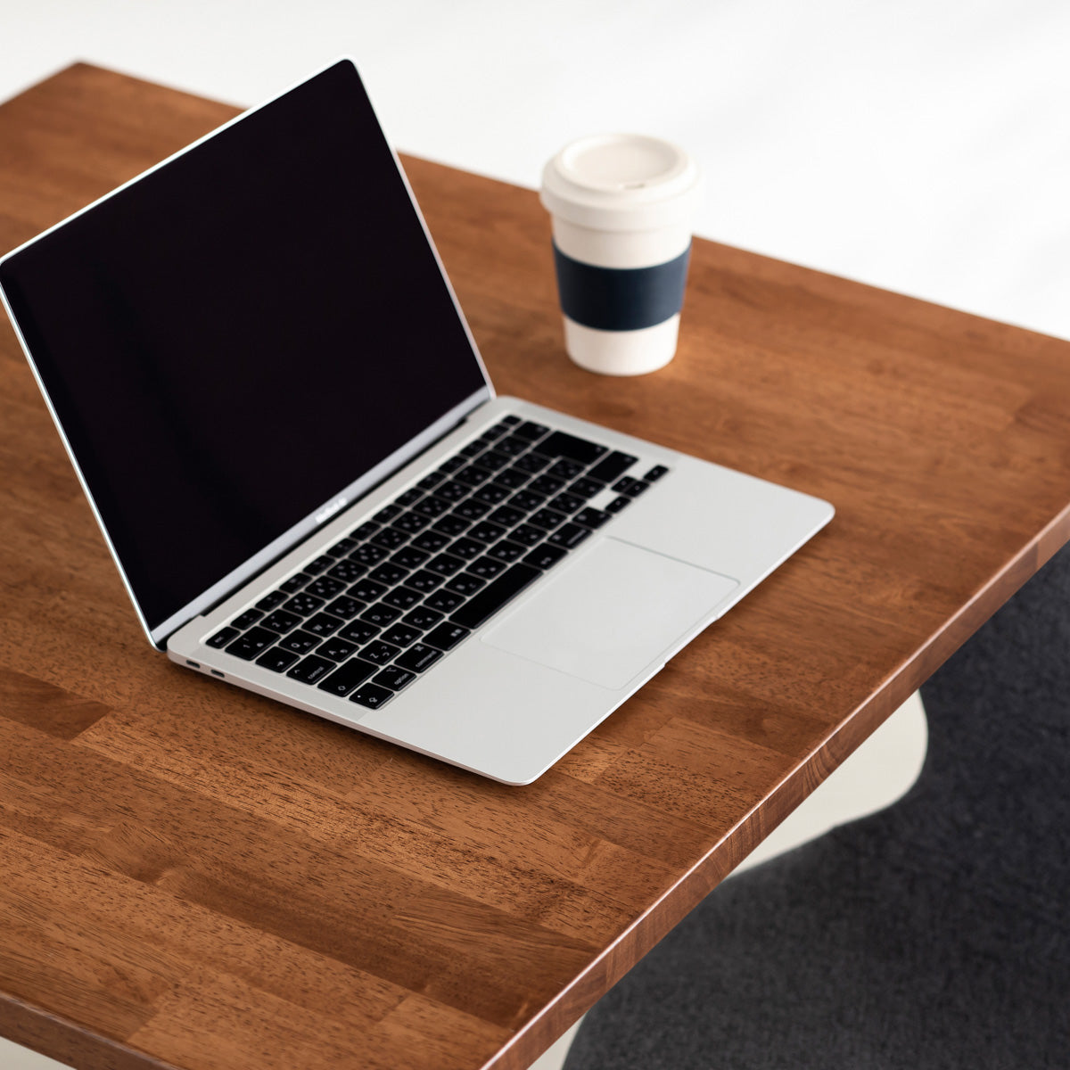 Kanademonoラバーウッド・TeakBrownのスクエア天板とデザイン性の高いXラインの脚を組み合わせたカフェテーブル使用例4