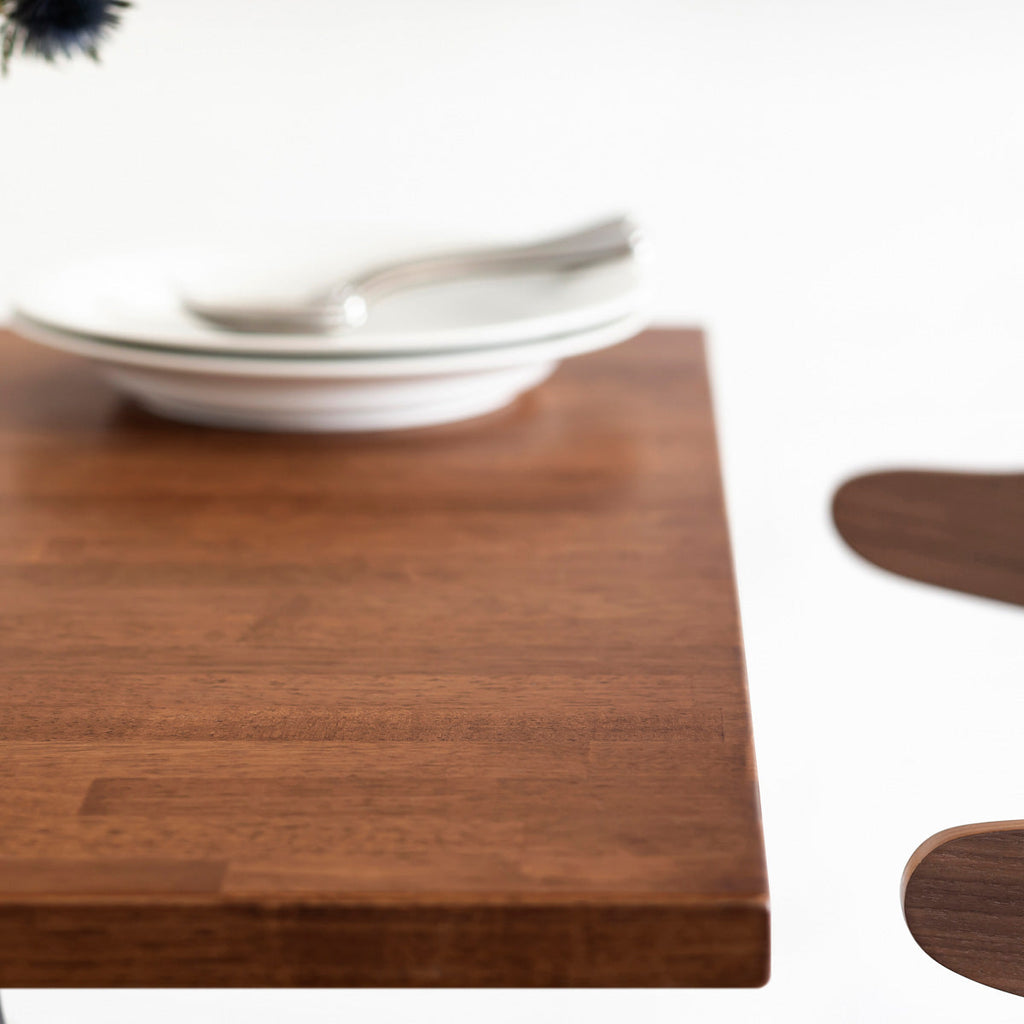 Kanademonoラバーウッド・TeakBrownのスクエア天板と三角のチューブが華やかなアイアン脚を組み合わせたカフェテーブルの使用例4