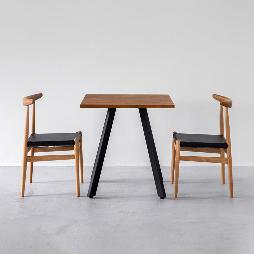 かなでもののラバーウッド材のスクエア天板TeakBrownとマットブラックの4pinアイアン脚を組み合わせたすっきりとしたデザインのカフェテーブルの使用例