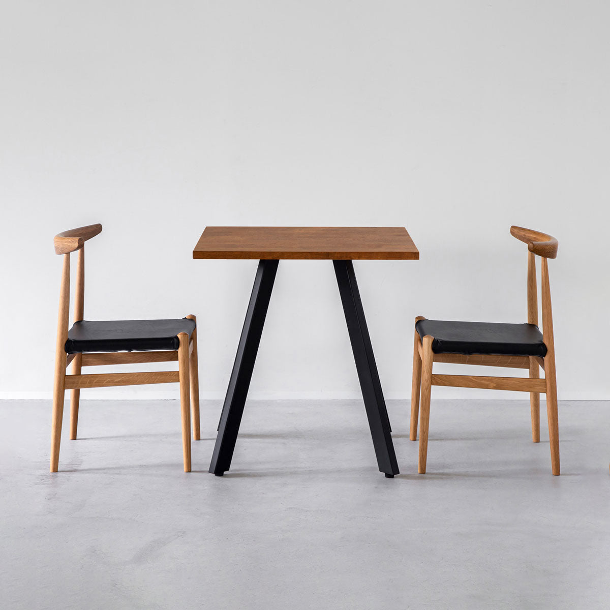 かなでもののラバーウッド材のスクエア天板TeakBrownとマットブラックの4pinアイアン脚を組み合わせたすっきりとしたデザインのカフェテーブルの使用例