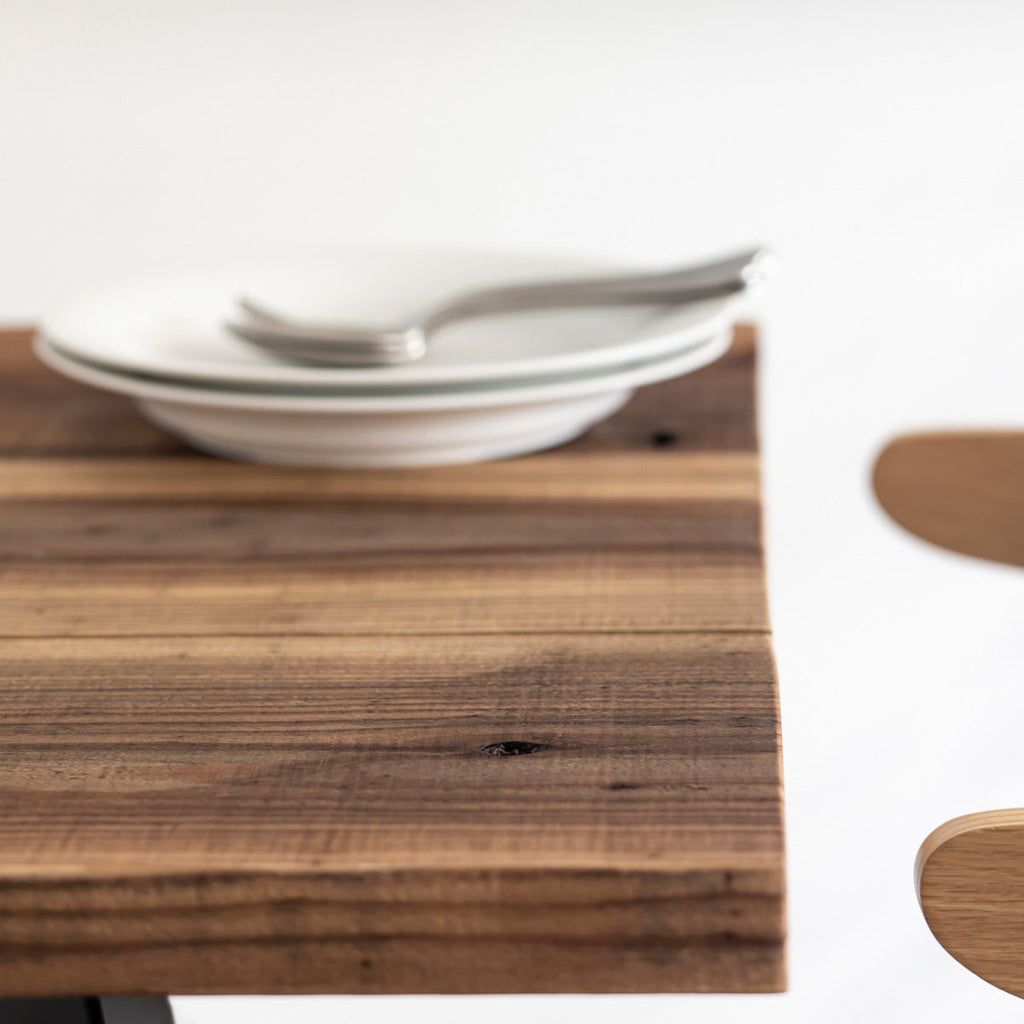 かなでものの杉無垢材の天板とマットブラックの4pinアイアン脚を組み合わせたシンプルモダンなカフェテーブル（使用例2）