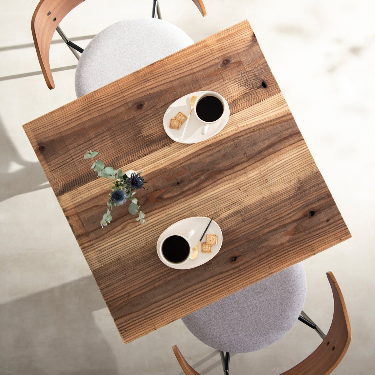 kanademonoの杉無垢ヴィンテージ天板とマットホワイト4pin脚の一辺72cmスクエアカフェテーブル（使用例3）