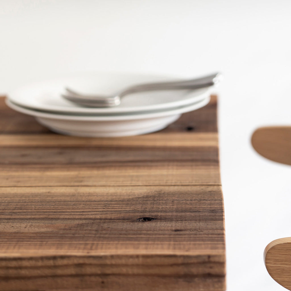 kanademonoの杉無垢ヴィンテージ天板とマットホワイト4pin脚の一辺72cmスクエアカフェテーブル（使用例4）