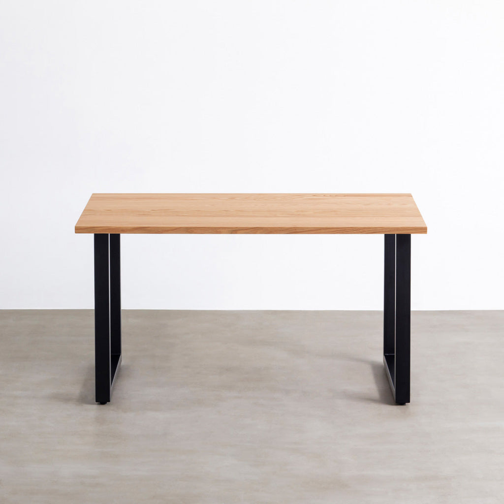 KANADEMONOのレッドオーク天板にブラックのスクエア鉄脚（高さ70cm）を組み合わせたシンプルモダンなテーブル（正面）