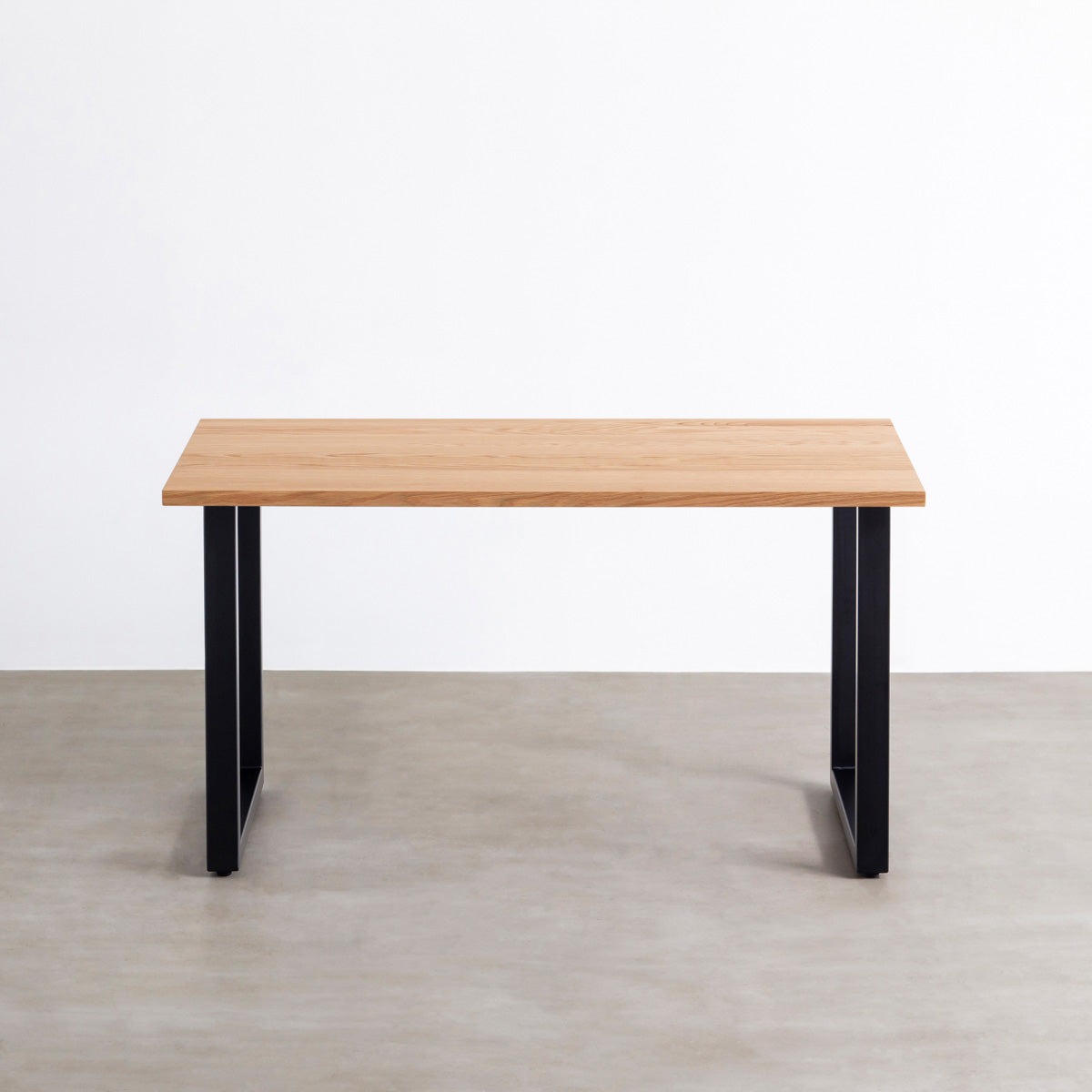 KANADEMONOのレッドオーク天板にブラックのスクエア鉄脚（高さ70cm）を組み合わせたシンプルモダンなテーブル（正面）