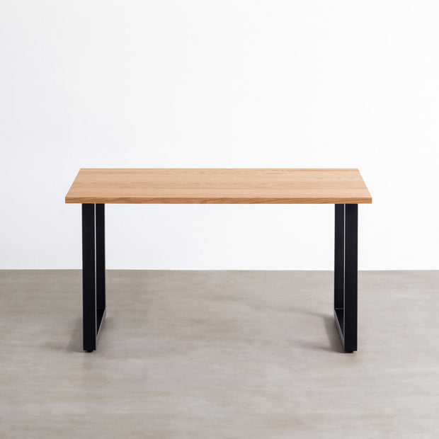 KANADEMONOのレッドオーク天板にブラックのスクエア鉄脚（高さ70cm）を組み合わせたシンプルモダンなテーブル（正面）