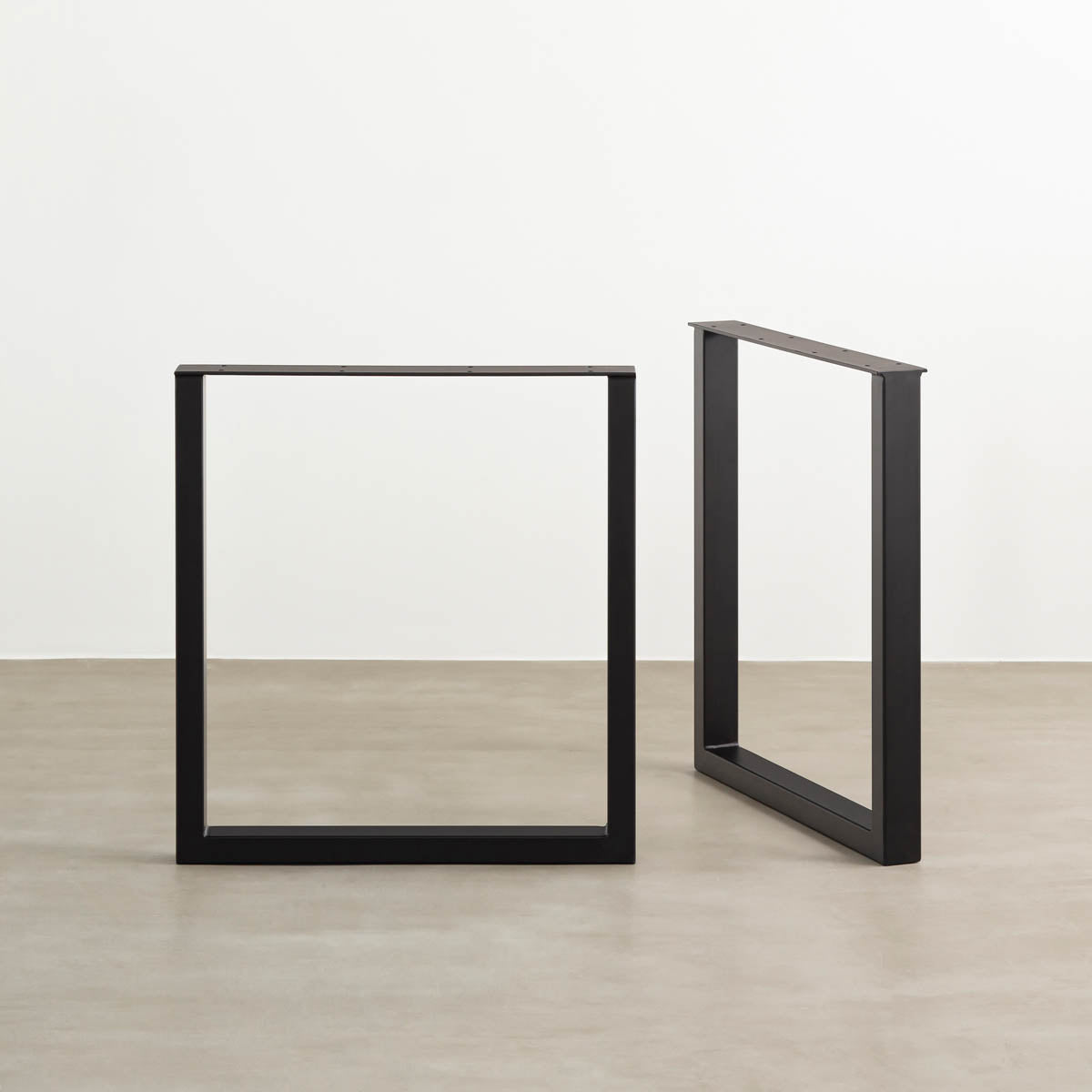 かなでもののマットブラックのミニマルシンプルなスクエアタイプ（H70cm）の鉄脚1