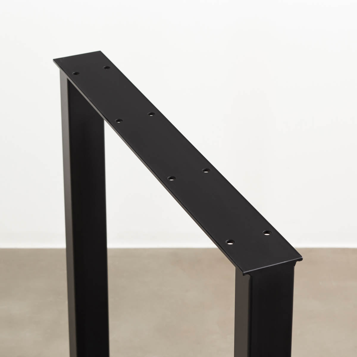 かなでもののマットブラックのミニマルシンプルなスクエアタイプ（H70cm）の鉄脚(上部プレート)