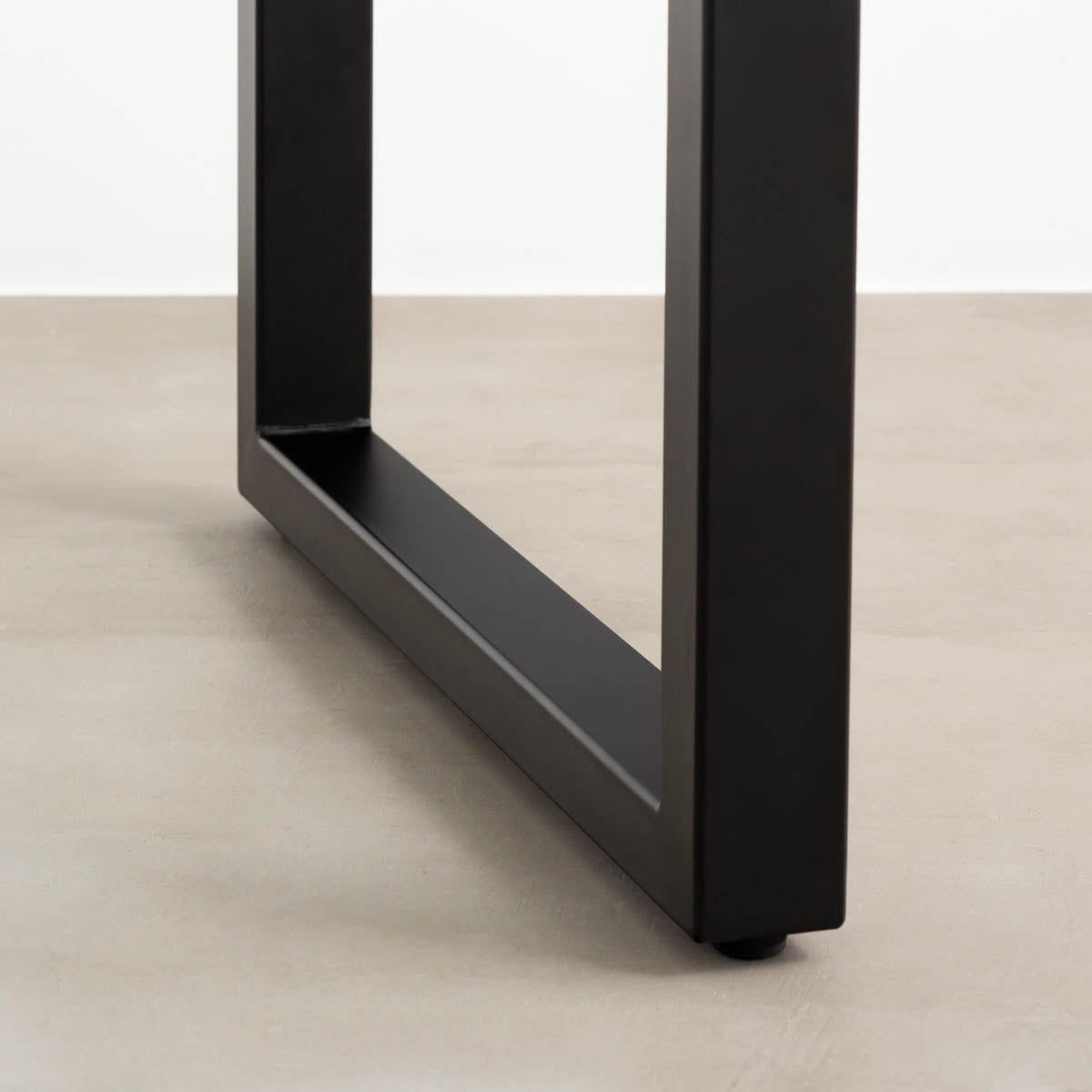 かなでもののマットブラックのミニマルシンプルなスクエアタイプ（H70cm）の鉄脚（下部クローズ）