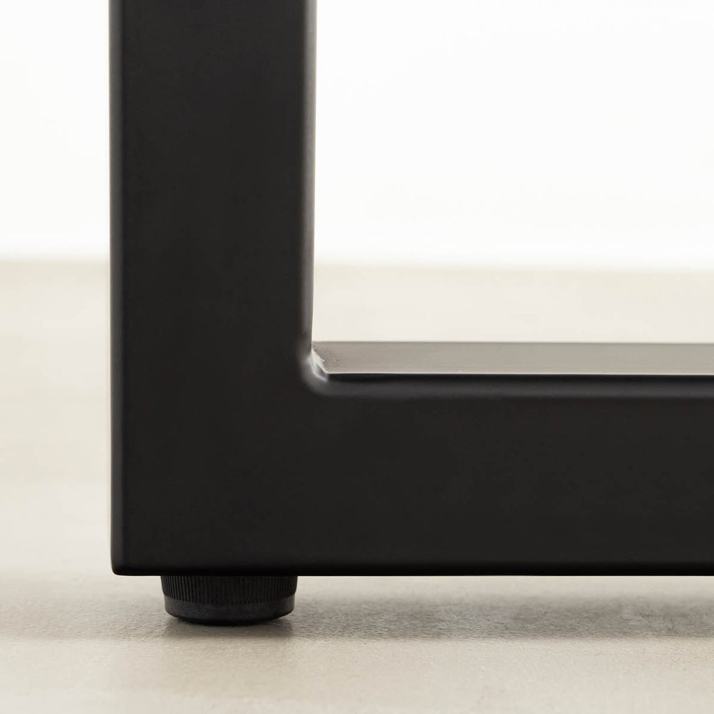 かなでもののマットブラックのミニマルシンプルなスクエアタイプ（H70cm）の鉄脚（アジャスター部分）