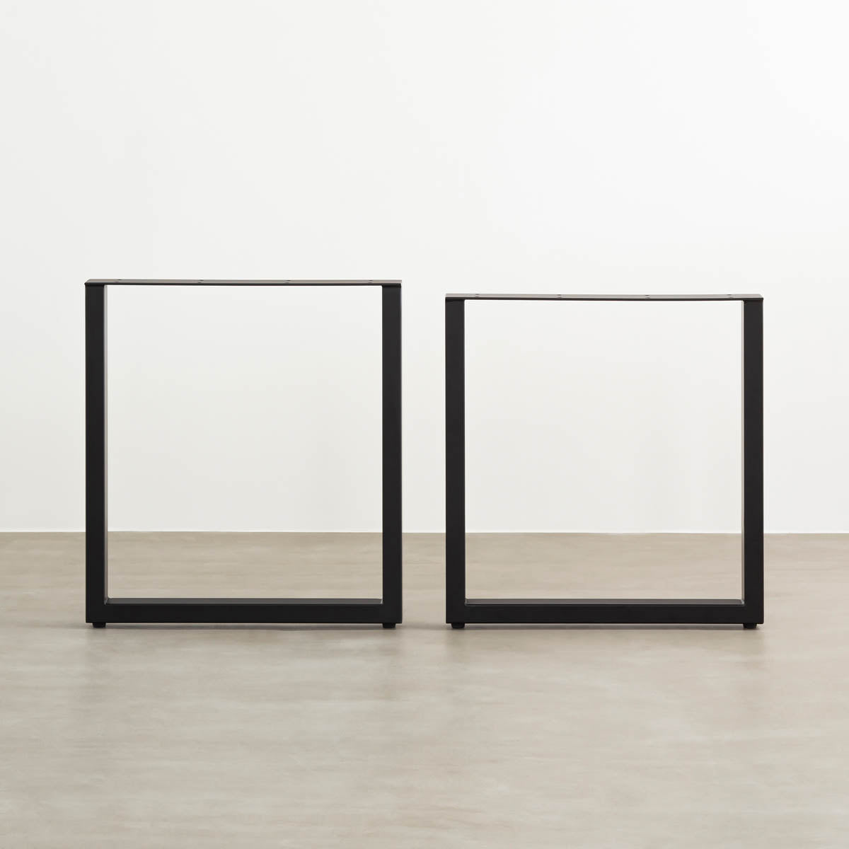 KANADEMONOの杉無垢天板にブラックのスクエア鉄脚（高さ70cm）を組み合わせたシンプルモダンなテーブル（左：H70 / 通常高さとの違いを比較）