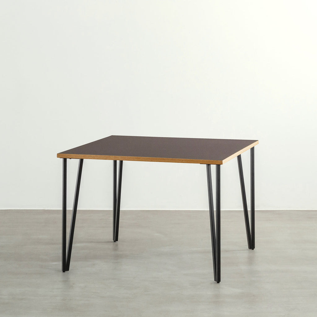 KANADEMONOのリノリウムMauve天板とブラックトライアングルピン4本を組み合わせた一辺100cmスクエア型のカフェテーブル