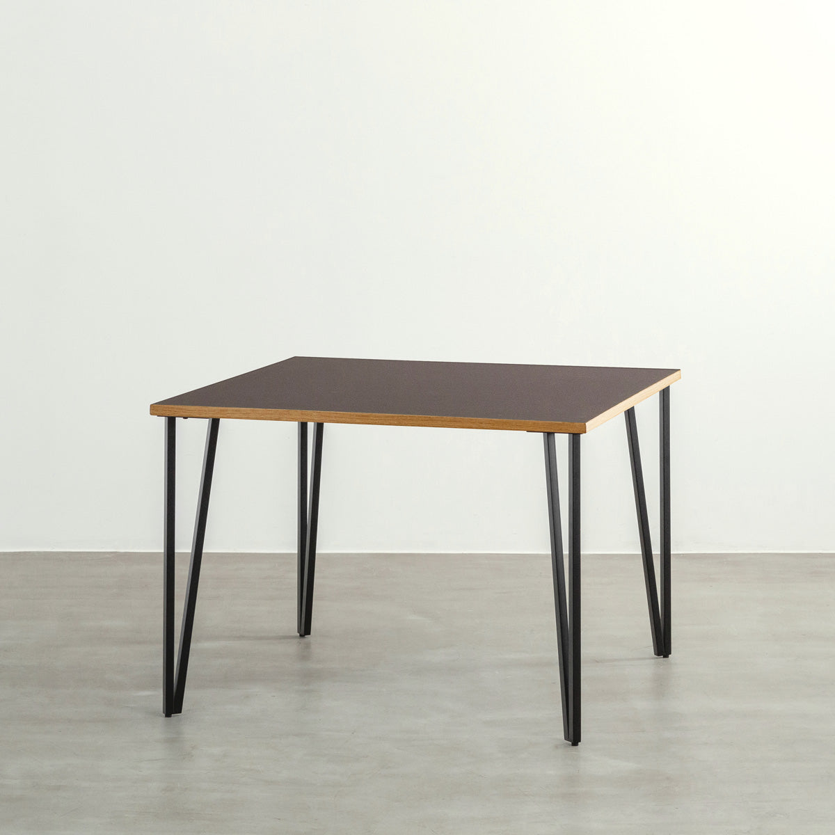 KANADEMONOのリノリウムMauve天板とブラックトライアングルピン4本を組み合わせた一辺100cmスクエア型のカフェテーブル