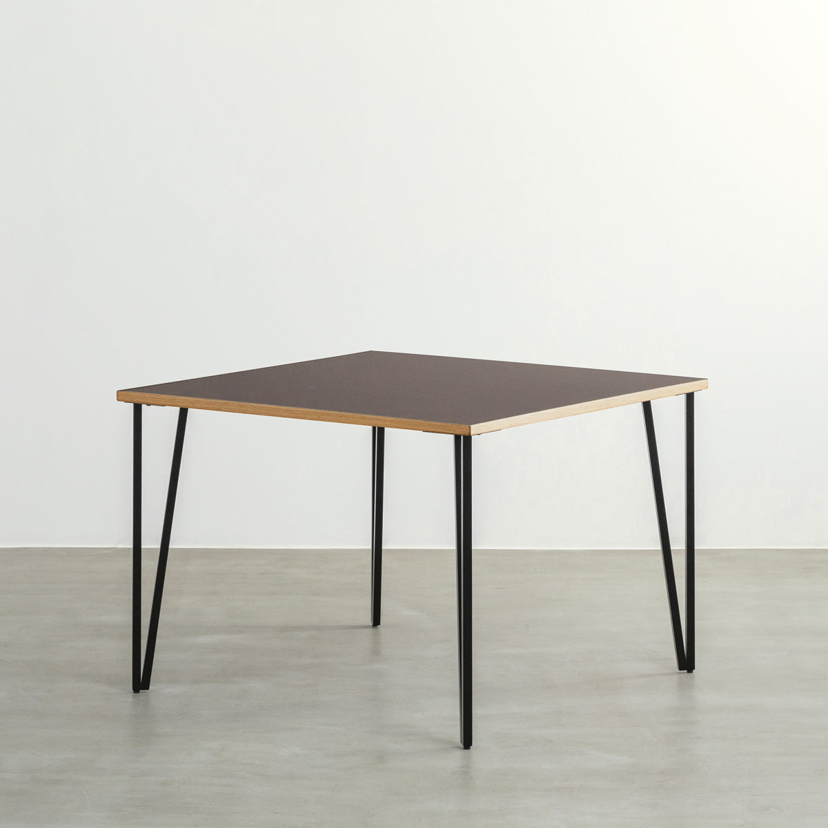 KANADEMONOのリノリウムMauve天板とブラックトライアングルピン4本を組み合わせた一辺100cmスクエア型のカフェテーブル2