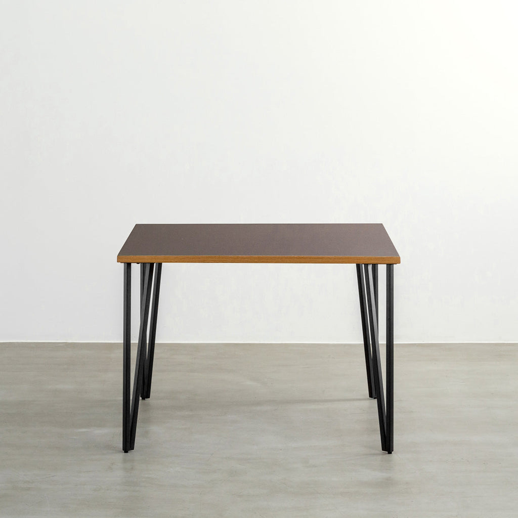 KANADEMONOのリノリウムMauve天板とブラックトライアングルピン4本を組み合わせた一辺100cmスクエア型のカフェテーブル（正面）