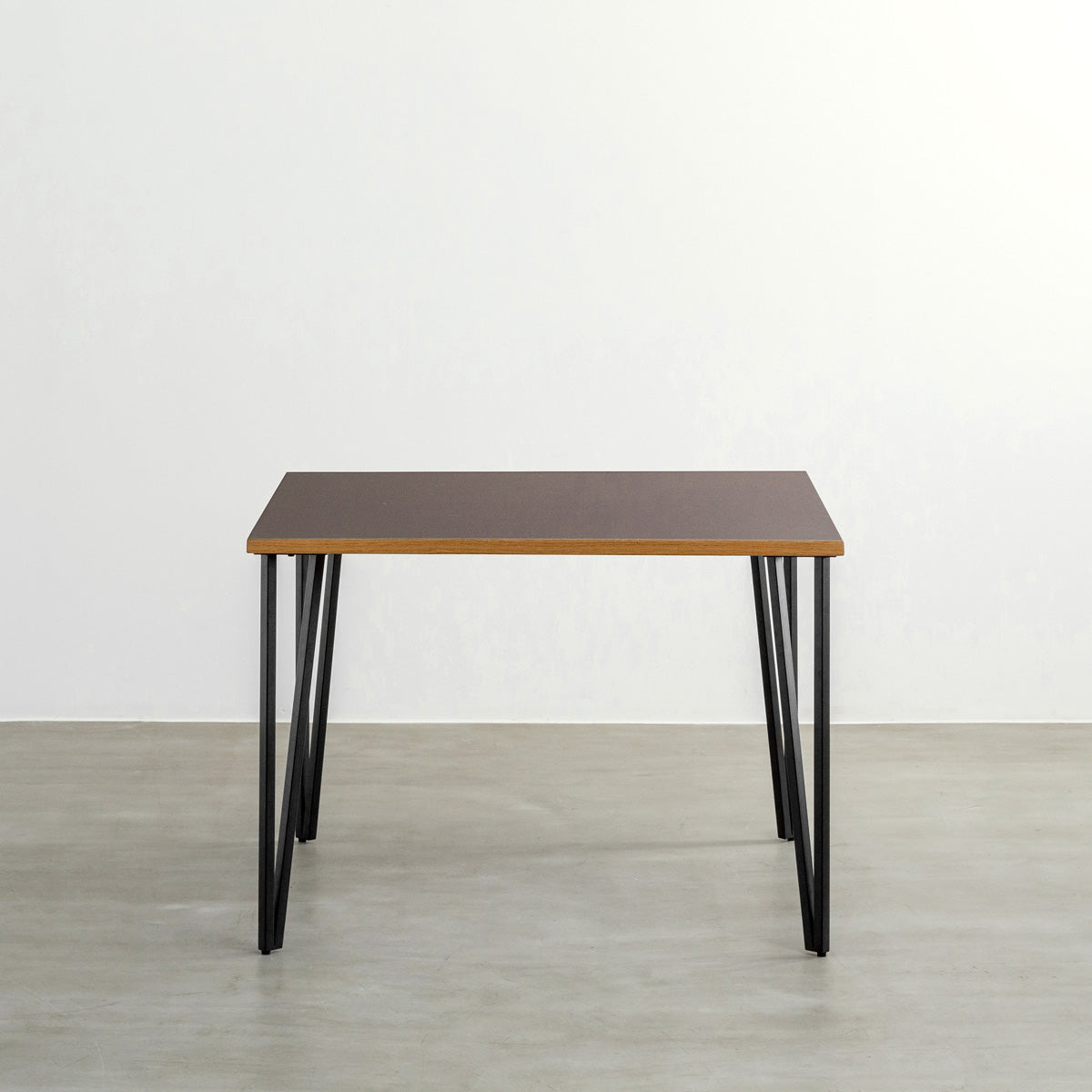 KANADEMONOのリノリウムMauve天板とブラックトライアングルピン4本を組み合わせた一辺100cmスクエア型のカフェテーブル（正面）