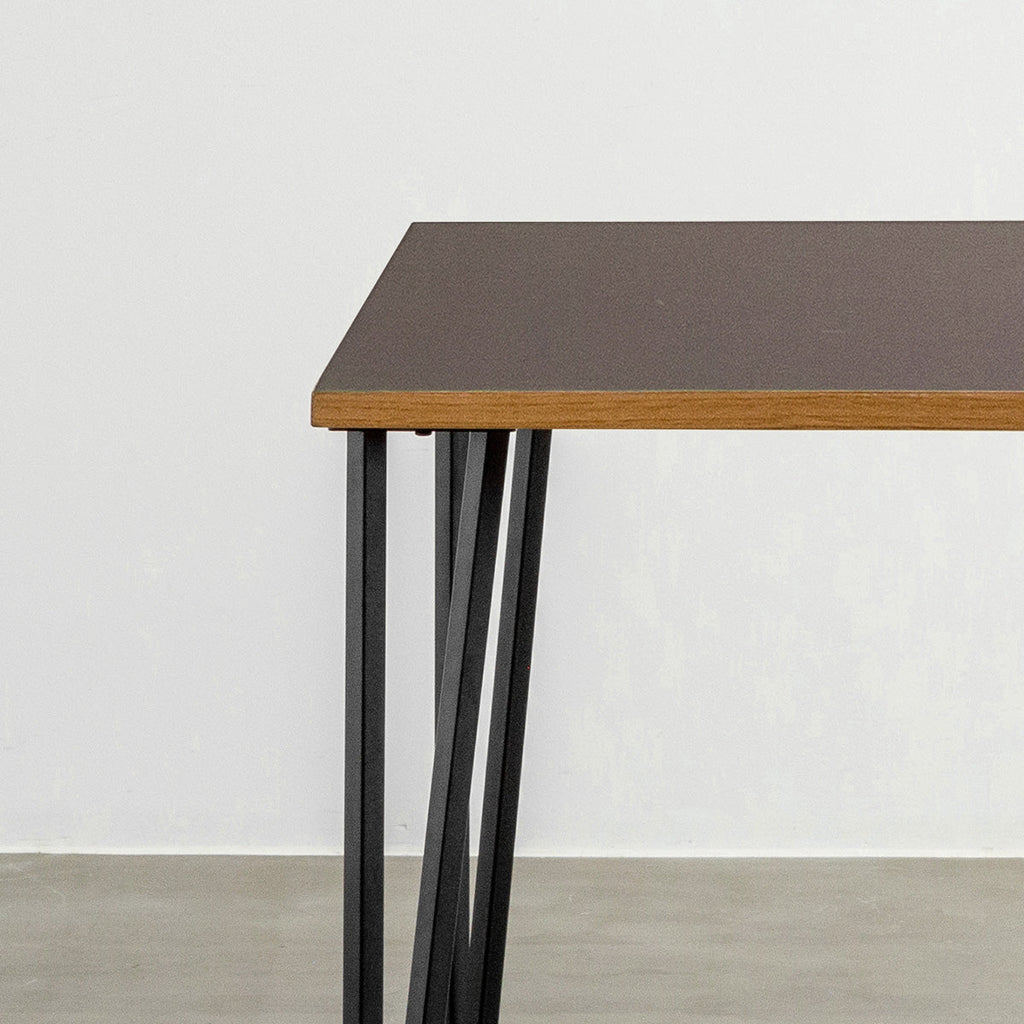 KANADEMONOのリノリウムMauve天板とブラックトライアングルピン4本を組み合わせた一辺100cmスクエア型のカフェテーブル（天板と脚2）